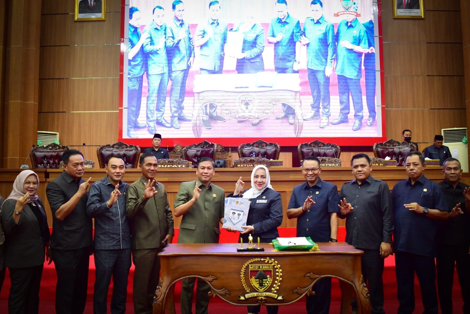Agenda Paripurna DPRD, Bupati Ratna Machmud Sampaikan LKPJ dan Keberhasilan Pembangunan