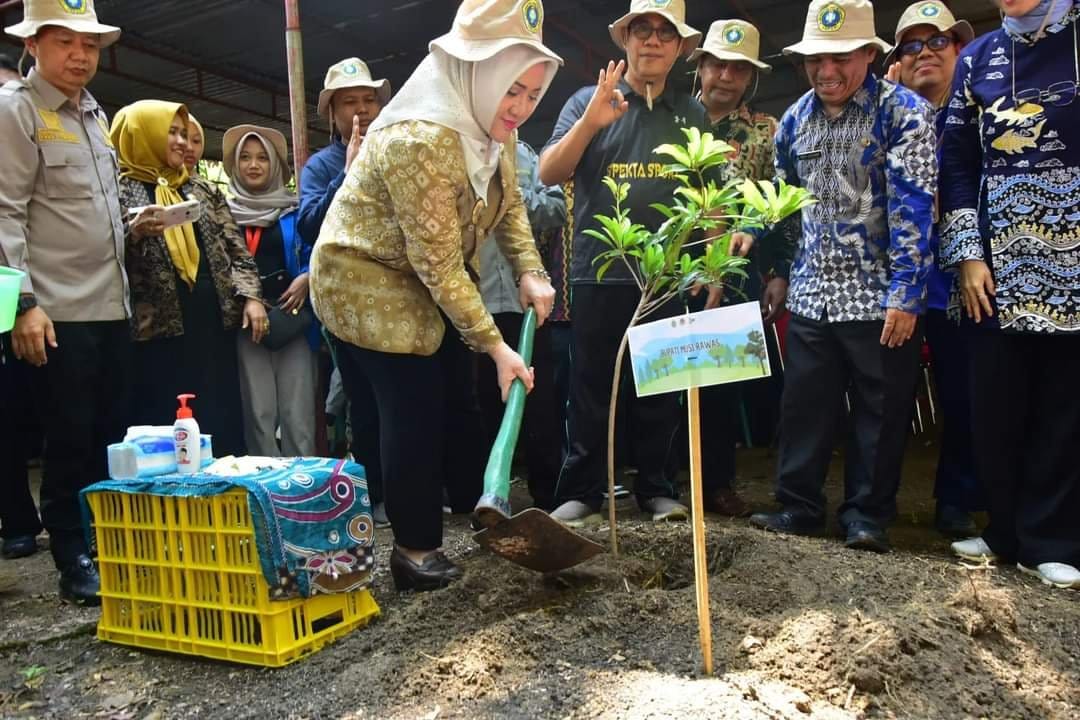 Peringatan Hari Lingkungan Hidup Dunia, Bupati Mura Tanam Pohon di Hutan Pelangi
