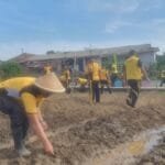 Kapolres LubukLinggau di Dampingi Wakapolres Menggelar Kegiatan Pemanfaatan Lahan Ketahanan Pangan Dengan Menanam Berbagai Tanaman Produktif dan Menebar Ribuan Bibit Ikan