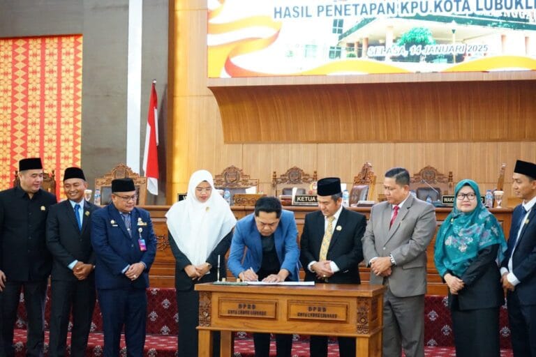 Melalui Rapat Paripurna, DPRD Lubuk Linggau Umumkan Rachmat Hidayat dan Rustam Effendi Terpilih Sebagai Wali Kota/Wakil Wali Kota 2025-2030