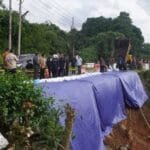 Bupati dan Wakil Bupati Musi Rawas  Serta  Beberapa Kepala OPD  Meninjau Langsung Jalan dan Rumah Longsor di RT 06 Kelurahan Muara Beliti 