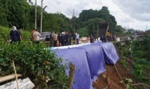 Bupati dan Wakil Bupati Musi Rawas  Serta  Beberapa Kepala OPD  Meninjau Langsung Jalan dan Rumah Longsor di RT 06 Kelurahan Muara Beliti 