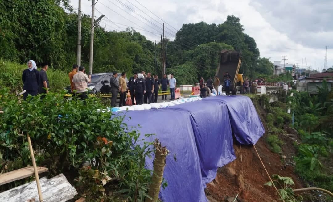Bupati dan Wakil Bupati Musi Rawas Serta Beberapa Kepala OPD Meninjau Langsung Jalan dan Rumah Longsor di RT 06 Kelurahan Muara Beliti