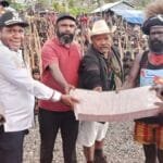 Pemkab Puncak Jaya Serahkan Rp 10 Miliar Untuk Ritual Adat Perdamaian Dua Kubu Pendukung Paslon