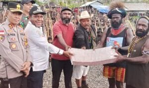 Pemkab Puncak Jaya Serahkan Rp 10 Miliar Untuk Ritual Adat Perdamaian Dua Kubu Pendukung Paslon