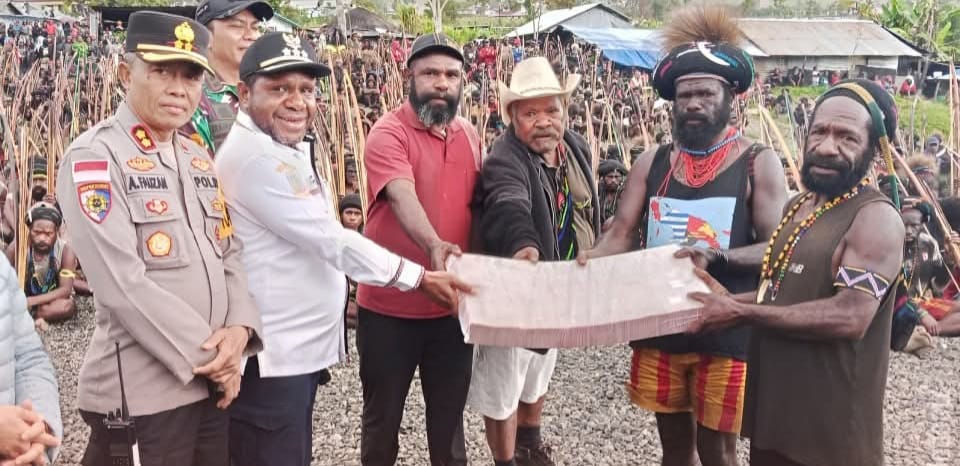 Pemkab Puncak Jaya Serahkan Rp 10 Miliar Untuk Ritual Adat Perdamaian Dua Kubu Pendukung Paslon