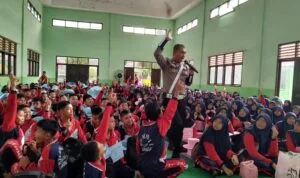 Satlantas Polres Lubuk Linggau, Aiptu Kgs. M. Yamin  Memberikan Arahan  Dalam Rangka Menekan Angka Pelanggaran dan Kecelakaan Lalu Lintas di Kalangan Pelajar  di  MTs N 1  Lubuklinggau