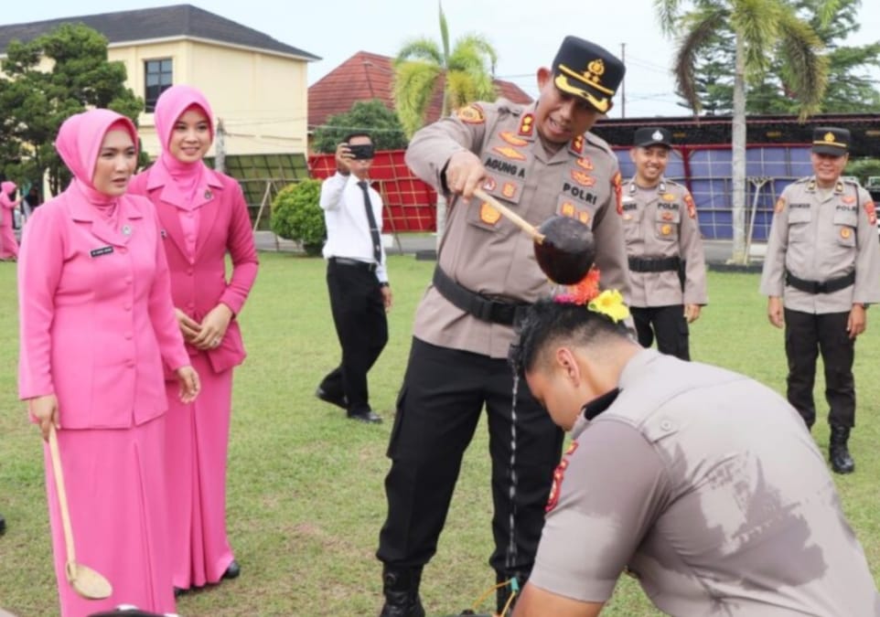 Upacara Kenaikan Pangkat 37 Personel Polres Musi Rawas, Tradisi Mandi Kembang Jadi Simbol Penghargaan