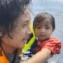 Abdul Rahman Selamatkan Anak Kecil Saat KM Barcelona V A Terbakar di Laut Talise