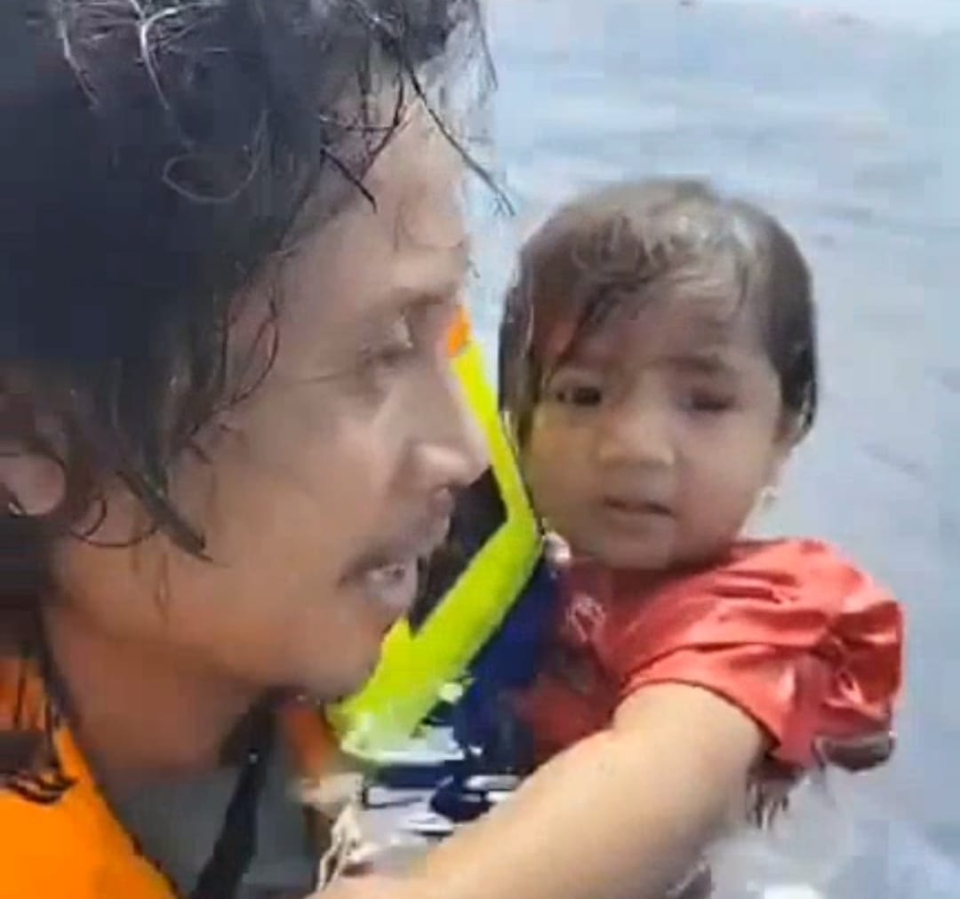 Abdul Rahman Selamatkan Anak Kecil Saat KM Barcelona V A Terbakar di Laut Talise