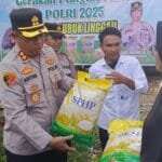 Kapolres  Didampingi Oleh Wakapolres Kompol M. Syamsul Zachri dan Kasat Binmas AKP Herwan Oktariansyah,  Meninjau Langsung Proses Distribusi di Kedua Titik
