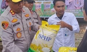 Kapolres  Didampingi Oleh Wakapolres Kompol M. Syamsul Zachri dan Kasat Binmas AKP Herwan Oktariansyah,  Meninjau Langsung Proses Distribusi di Kedua Titik