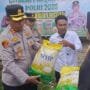 Kapolres  Didampingi Oleh Wakapolres Kompol M. Syamsul Zachri dan Kasat Binmas AKP Herwan Oktariansyah,  Meninjau Langsung Proses Distribusi di Kedua Titik