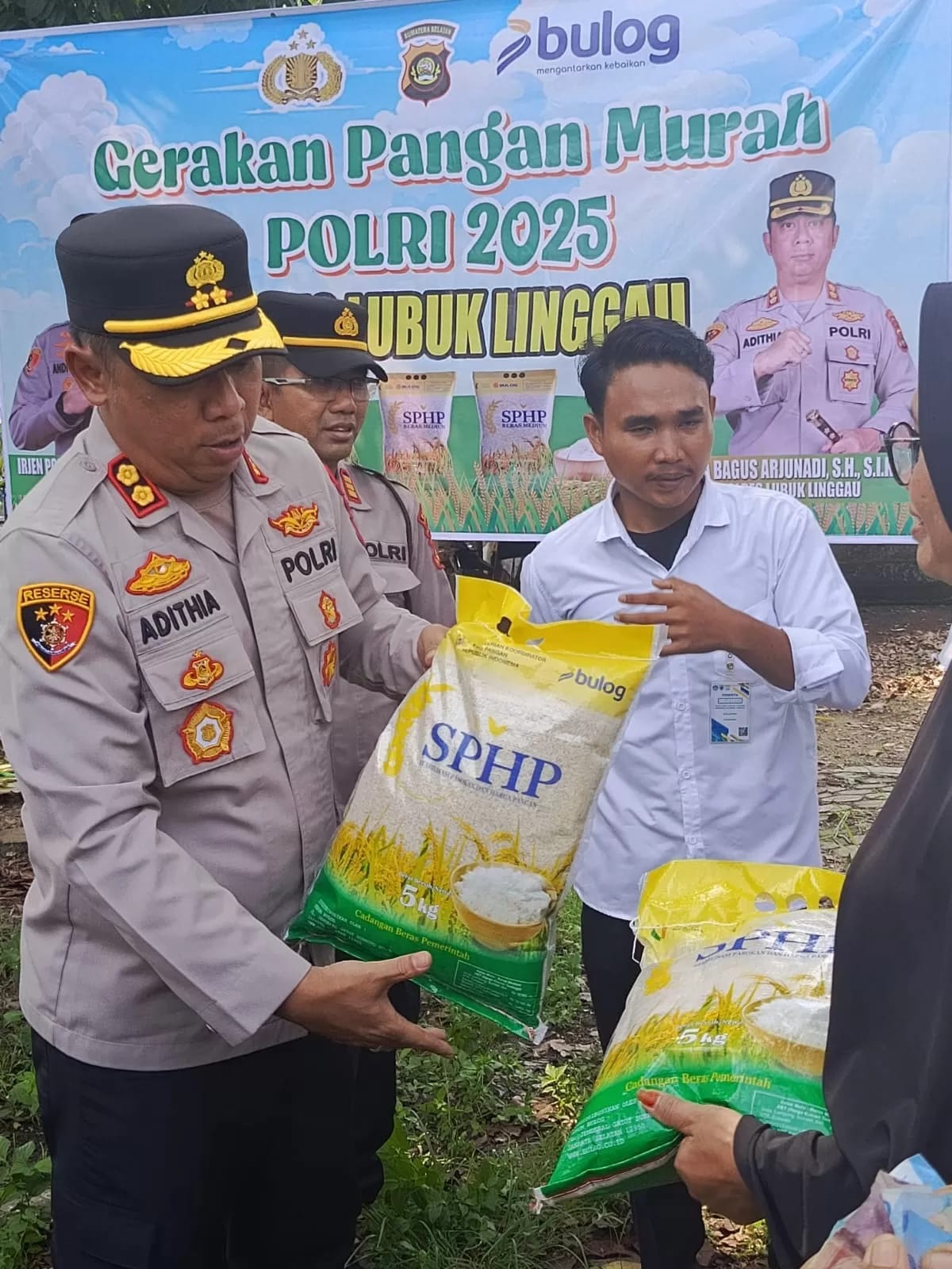 Kapolres Didampingi Oleh Wakapolres Kompol M. Syamsul Zachri dan Kasat Binmas AKP Herwan Oktariansyah, Meninjau Langsung Proses Distribusi di Kedua Titik