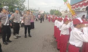 Berbagai  Kesatuan Personil Jajaran Polres Lubuk Linggau Mengatur Lalu Lintas Dalam Rangka  Lomba Gerak Jalan Tingkat SD Se-Kota Lubuk Linggau