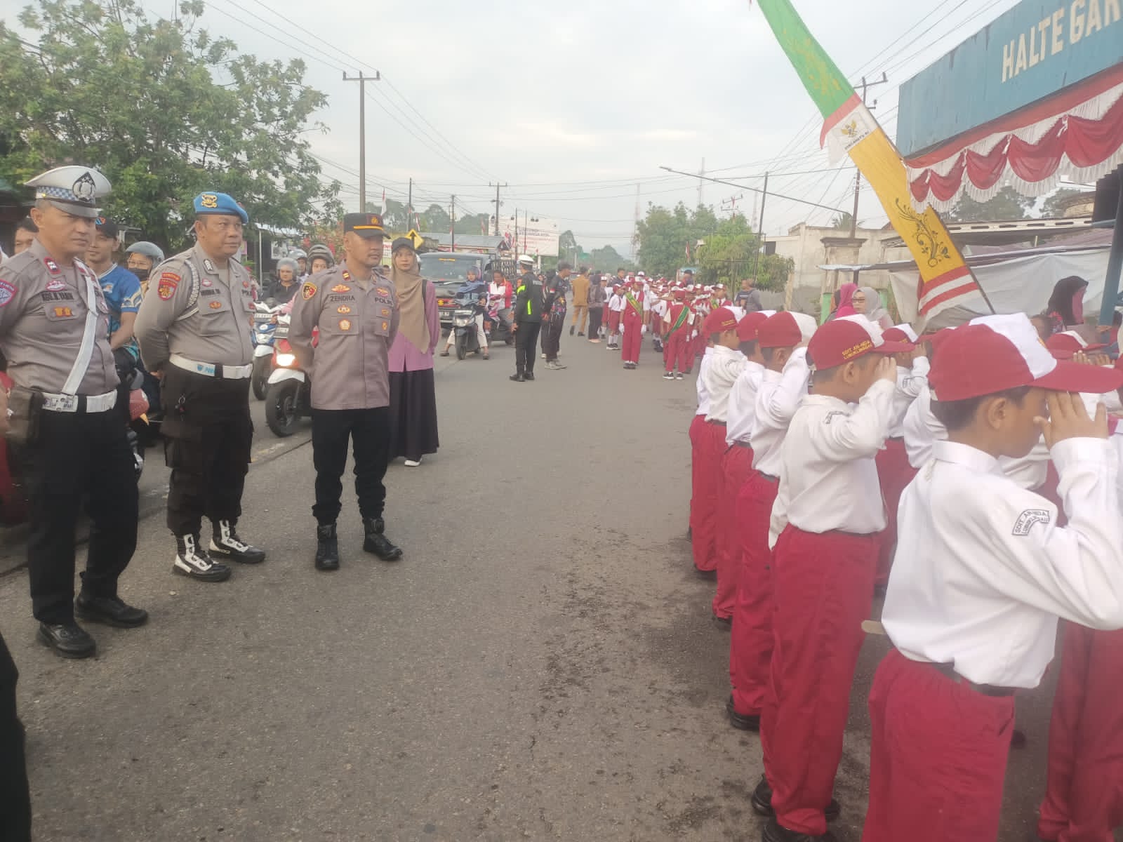 Berbagai Kesatuan Personil Jajaran Polres Lubuk Linggau Mengatur Lalu Lintas Dalam Rangka Lomba Gerak Jalan Tingkat SD Se-Kota Lubuk Linggau