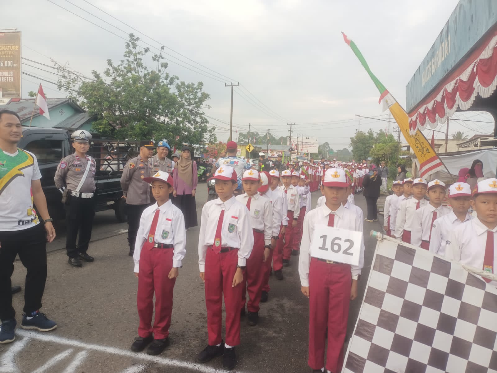 Sekda Ir. H. Trisko Defriyansa Didampingi Oleh Kepala Dinas Pendidikan H. Firdaus Abky Pelepasan Acara Lomba Gerak Jalan Tingkat SD Se-Kota Lubuk Linggau