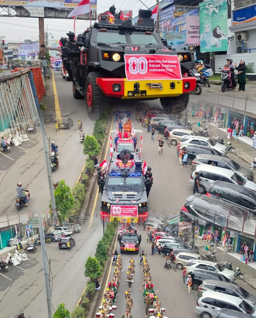Semarak HUT ke-80 RI  Satbrimob Polda Sumsel Batalyon B Pelopor Tunjukkan Kedekatan Dengan Masyarakat Lewat Pawai Kemerdekaan
