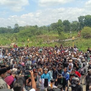 Mahasiswa  dan Aliansi Solidaritas Masyarakat Silampari  Lakukan Aksi Demonstran  di  Depan  Kantor DPRD Lubuk Linggau