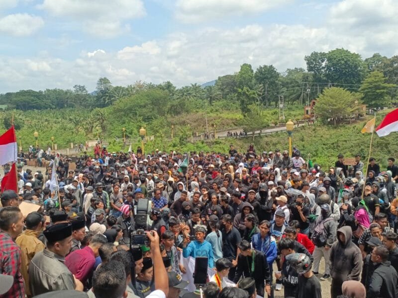 Mahasiswa  dan Aliansi Solidaritas Masyarakat Silampari  Lakukan Aksi Demonstran  di  Depan  Kantor DPRD Lubuk Linggau