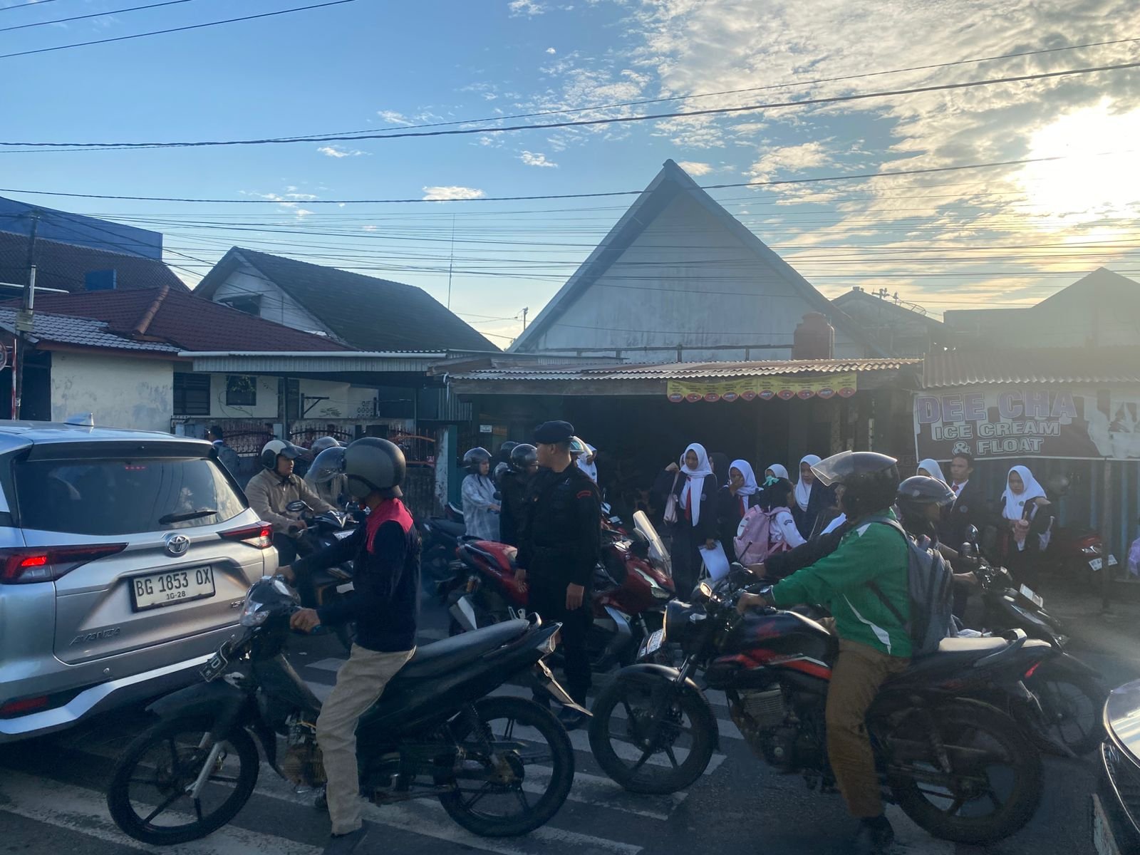 Pelayanan Publik Batalyon B Pelopor, Laksanakan Gatur Pagi di Titik Rawan Kemacetan Lubuklinggau.