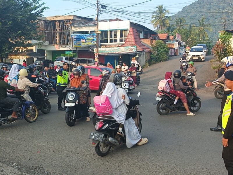 Batalyon B Pelopor Hadir di Tengah Masyarakat, Gatur Pagi Lancarkan Titik Padat Lalu Lintas Lubuklinggau.