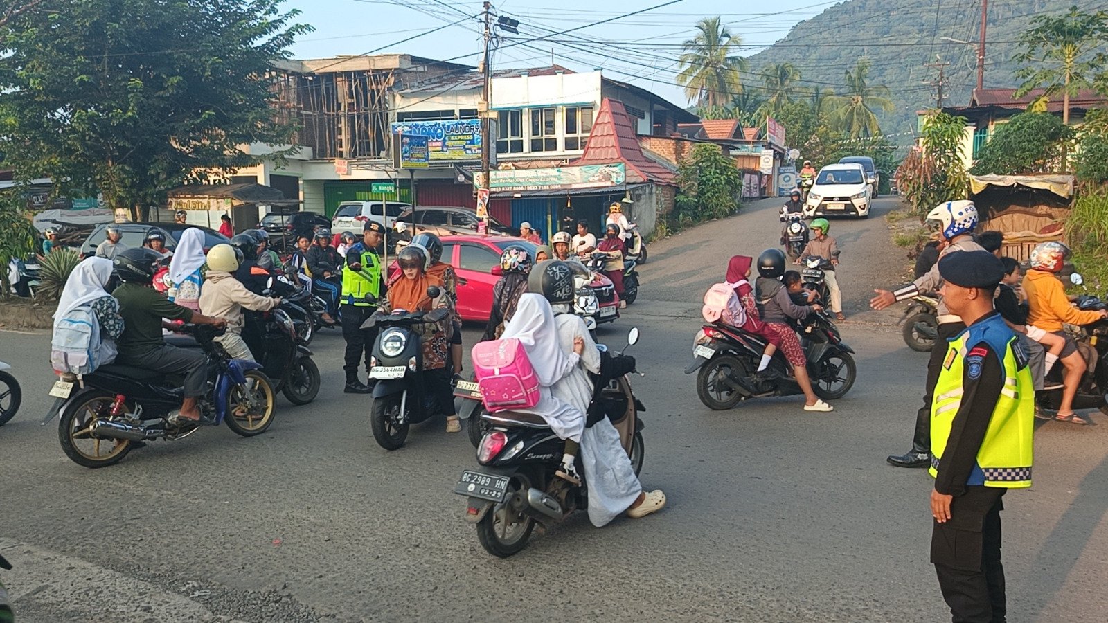 Batalyon B Pelopor Hadir di Tengah Masyarakat, Gatur Pagi Lancarkan Titik Padat Lalu Lintas Lubuklinggau.