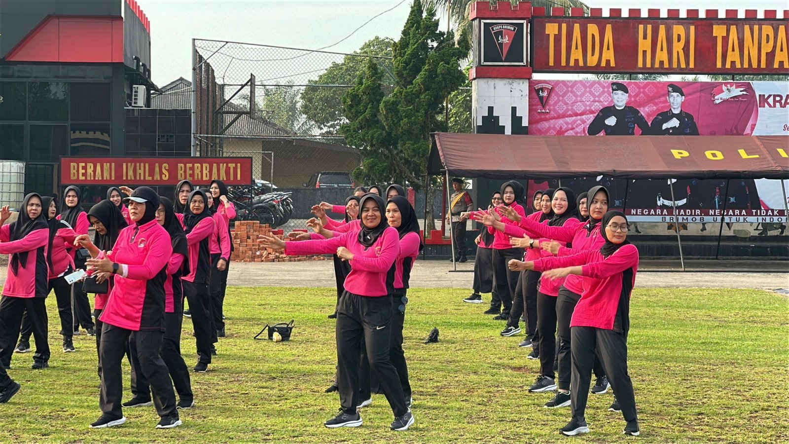 Pererat Kekompakan, Batalyon B Pelopor dan Bhayangkari Gelar Senam Bersama di Lubuklinggau.