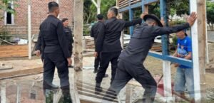 Satbrimob Polda Sumsel Batalyon B Pelopor Laksanakan Bedah Rumah di Kelurahan Taba Baru
