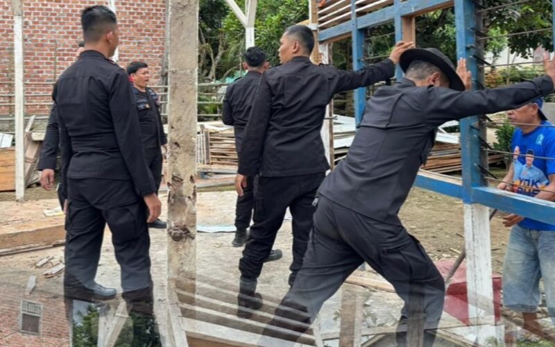 Satbrimob Polda Sumsel Batalyon B Pelopor Laksanakan Bedah Rumah di Kelurahan Taba Baru
