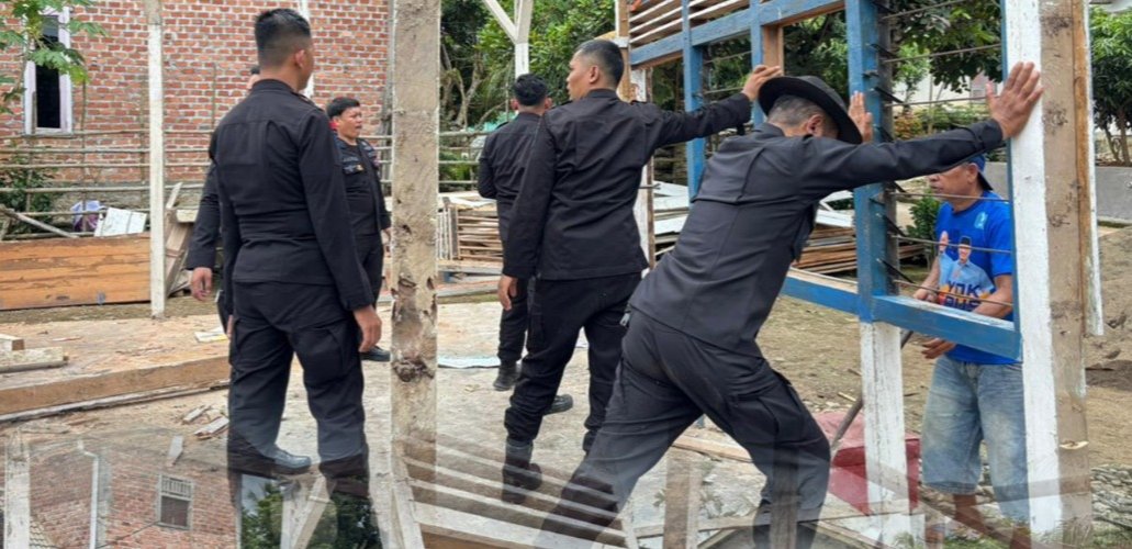 Satbrimob Polda Sumsel Batalyon B Pelopor Laksanakan Bedah Rumah di Kelurahan Taba Baru