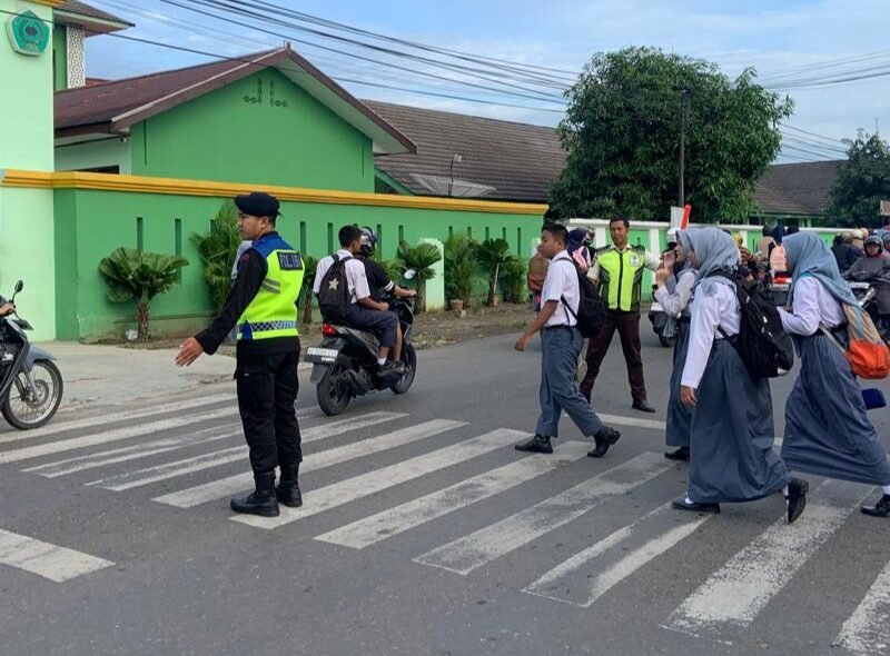 Batalyon B Pelopor Bantu Atur Lalin Pagi, Warga Lubuklinggau Merasa Lebih Aman.