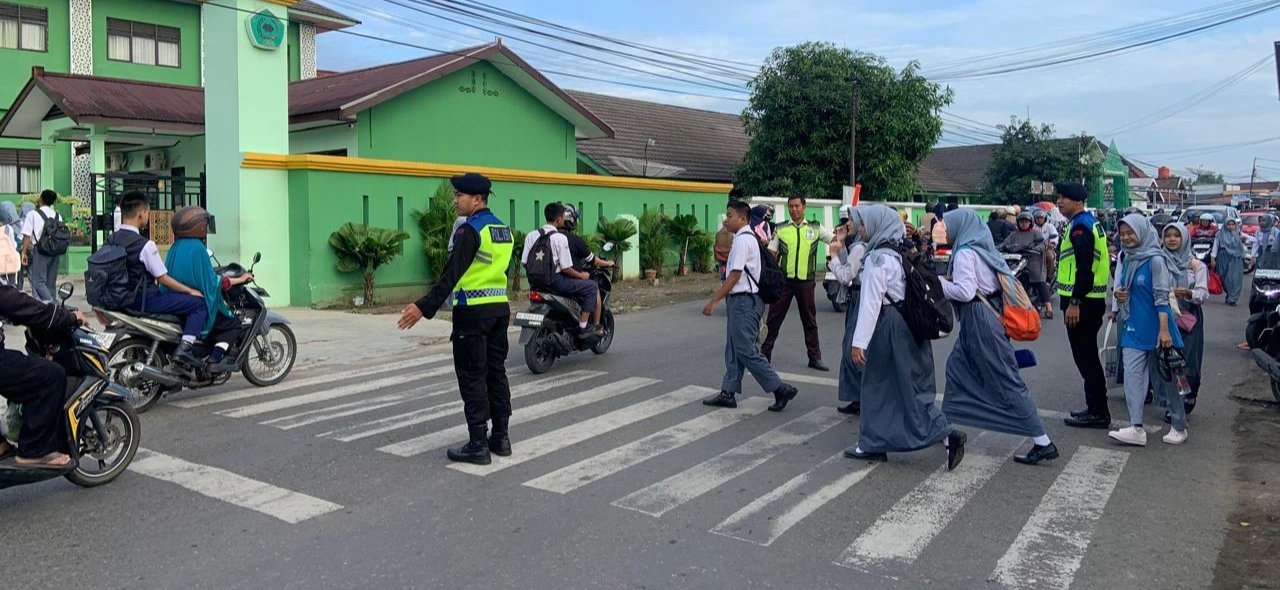 Batalyon B Pelopor Bantu Atur Lalin Pagi, Warga Lubuklinggau Merasa Lebih Aman.