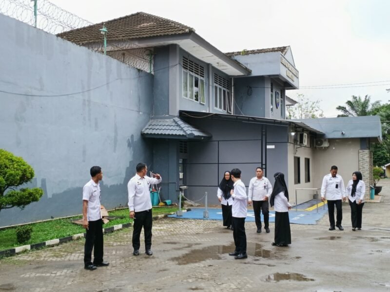 Lapas Narkotika Muara Beliti Laksanakan Kontrol Rutin Brandgang Luar, Wujudkan Lingkungan Aman, Tertib, dan Bersih