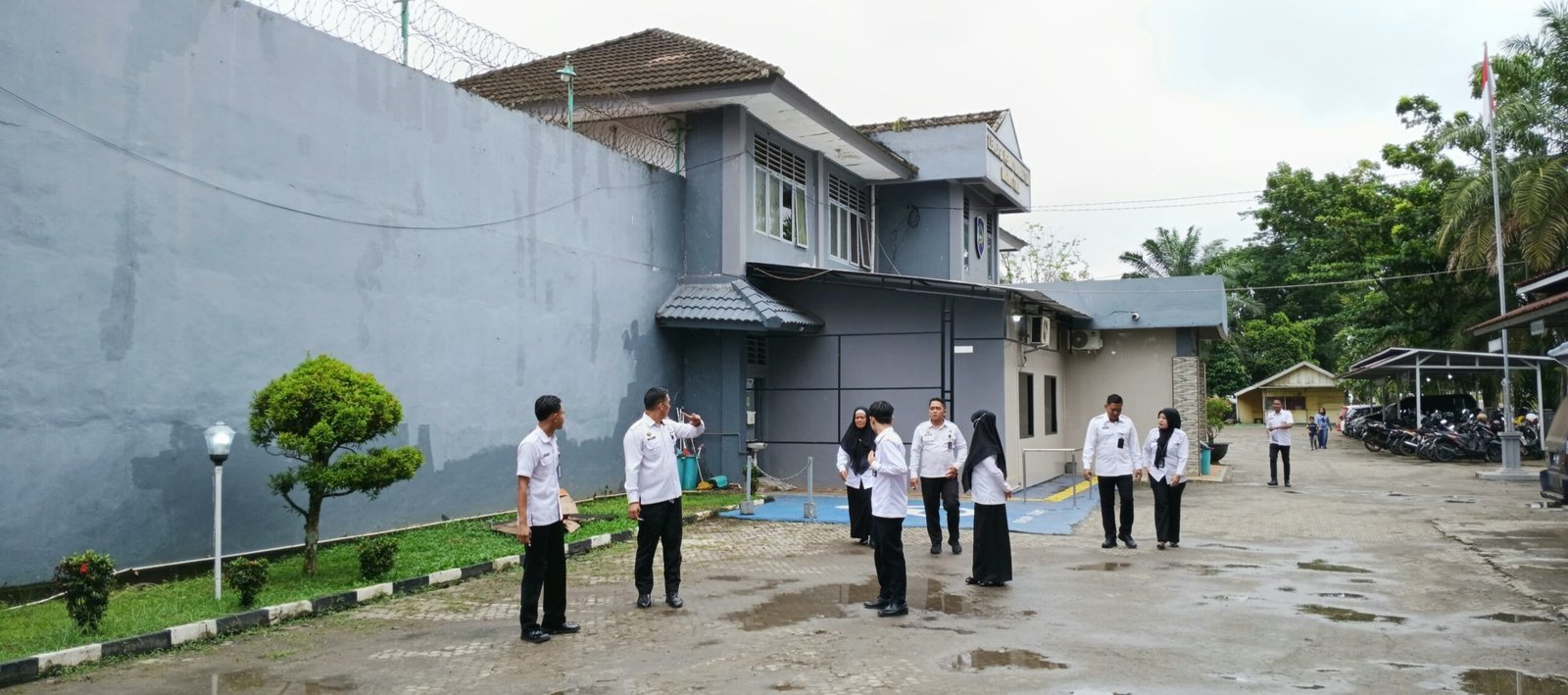 Lapas Narkotika Muara Beliti Laksanakan Kontrol Rutin Brandgang Luar, Wujudkan Lingkungan Aman, Tertib, dan Bersih