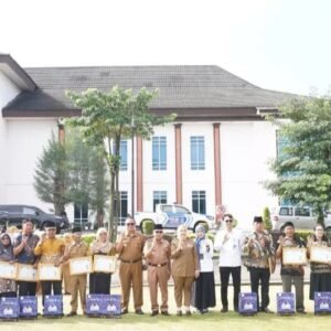 Bupati Ratna Machmud Serahkan Jaminan Kecelakaan Kerja dan Pensiunan Anumerta dari PT Taspen