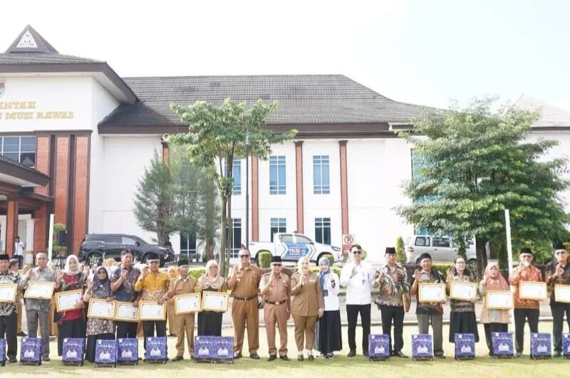 Bupati Ratna Machmud Serahkan Jaminan Kecelakaan Kerja dan Pensiunan Anumerta dari PT Taspen