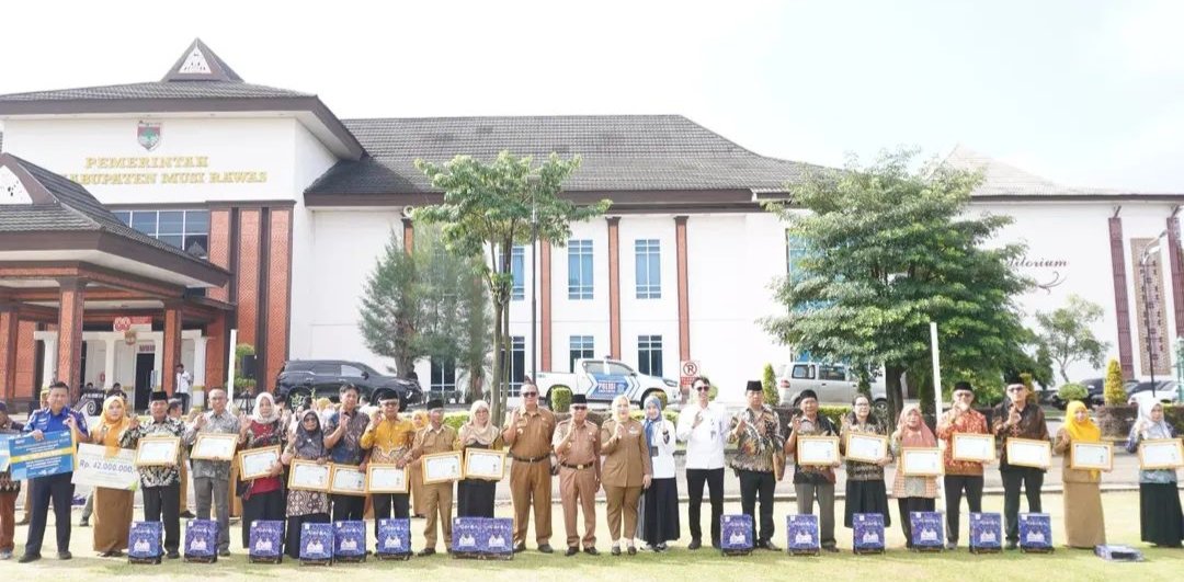 Bupati Ratna Machmud Serahkan Jaminan Kecelakaan Kerja dan Pensiunan Anumerta dari PT Taspen