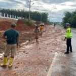 Cegah Lakalantas Akibat Material Jatuh ke Badan Jalan dan Licin, Satlantas Polres Musi Rawas Himbau Penanggung Jawab Proyek untuk Lakukan Pembersihan