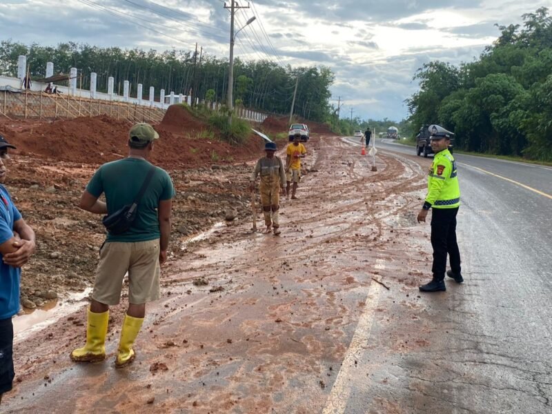 Cegah Lakalantas Akibat Material Jatuh ke Badan Jalan dan Licin, Satlantas Polres Musi Rawas Himbau Penanggung Jawab Proyek untuk Lakukan Pembersihan