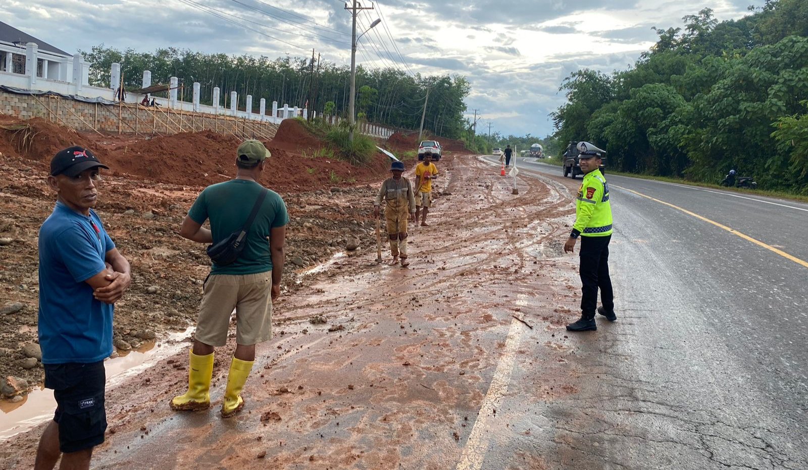 Cegah Lakalantas Akibat Material Jatuh ke Badan Jalan dan Licin, Satlantas Polres Musi Rawas Himbau Penanggung Jawab Proyek untuk Lakukan Pembersihan