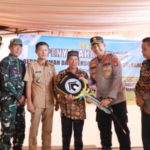 Kapolres Musi Rawas Kembali Bantu Dua Titik Bedah Rumah, Siap Perbaiki Jembatan Gantung Warga