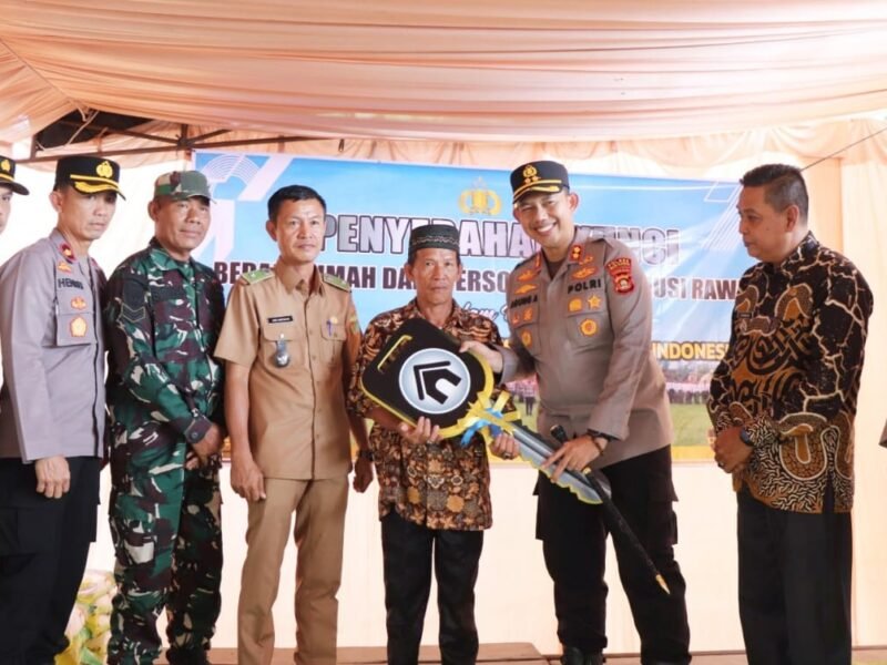Kapolres Musi Rawas Kembali Bantu Dua Titik Bedah Rumah, Siap Perbaiki Jembatan Gantung Warga