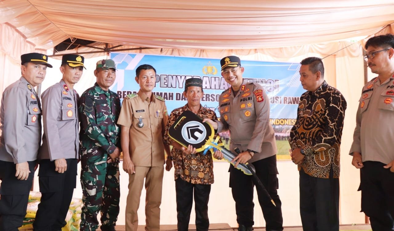 Kapolres Musi Rawas Kembali Bantu Dua Titik Bedah Rumah, Siap Perbaiki Jembatan Gantung Warga