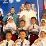 Pemenuhan Janji Politik, Wali Kota Lubuklinggau Serahkan Seragam Sekolah Gratis Secara Menyeluruh