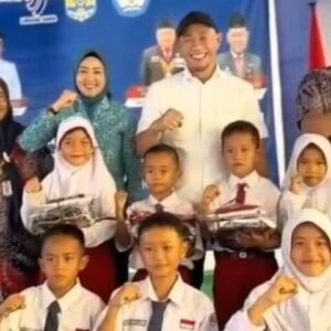 Pemenuhan Janji Politik, Wali Kota Lubuklinggau Serahkan Seragam Sekolah Gratis Secara Menyeluruh