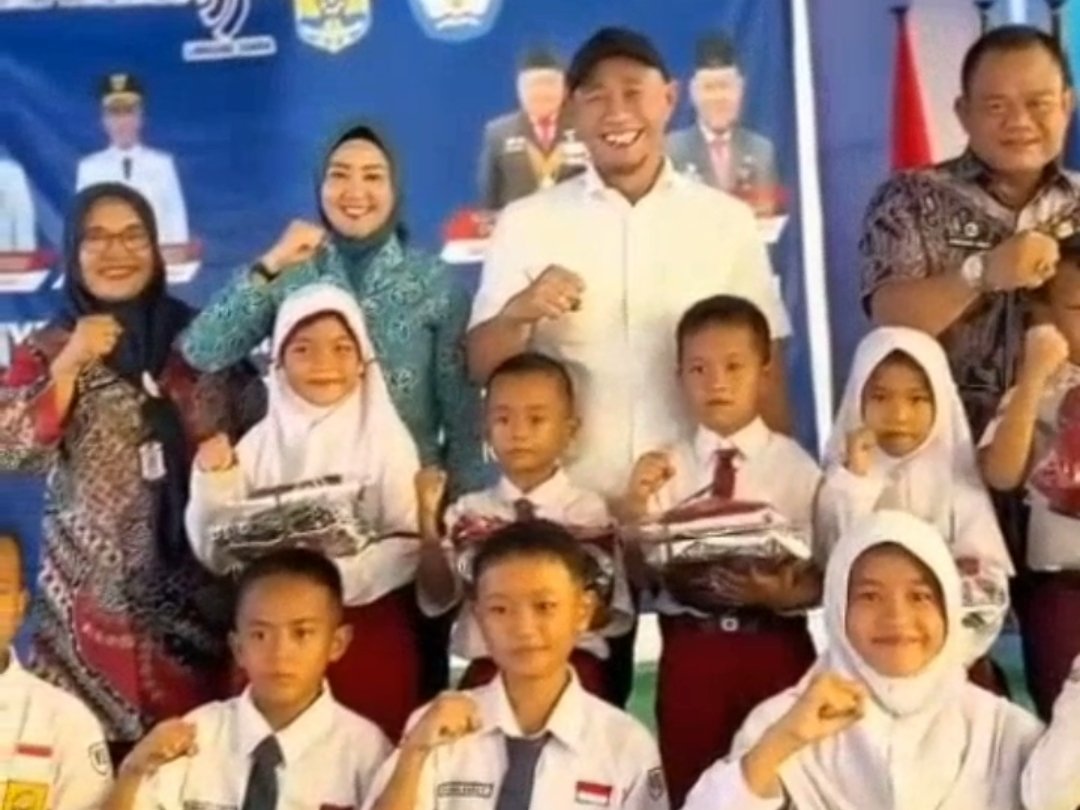 Pemenuhan Janji Politik, Wali Kota Lubuklinggau Serahkan Seragam Sekolah Gratis Secara Menyeluruh