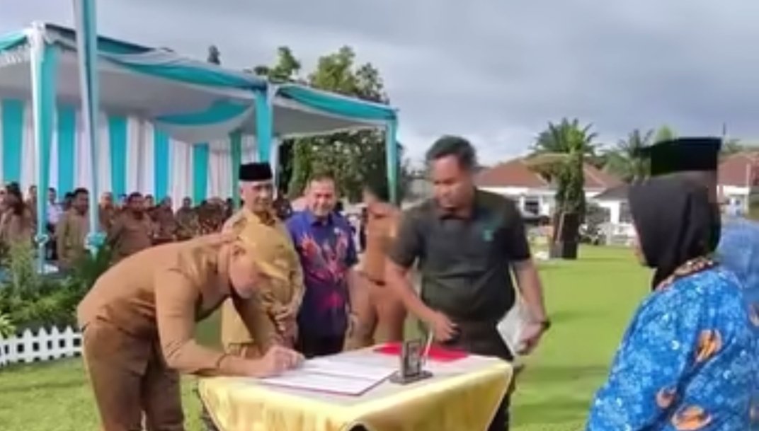 Wali Kota Lubuk Linggau Serahkan NI P3K Paruh Waktu, Kenaikan Gaji Disesuaikan Mulai 2026