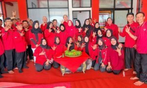 DPC PDIP Prabumulih Rayakan HUT ke-79 Megawati Soekarnoputri dengan Tumpengan dan Tebar Benih Ikan