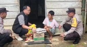 Jum’at Berkah, Polsek Muara Beliti Polres Musi Rawas Berbagi Sembako kepada Warga